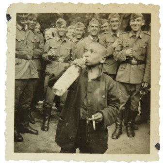 Duitse kust Kriegsmarine-soldaten dwingen locljildren om de alcohol te drinken en de sigaret te roken. Espenlaub militaria